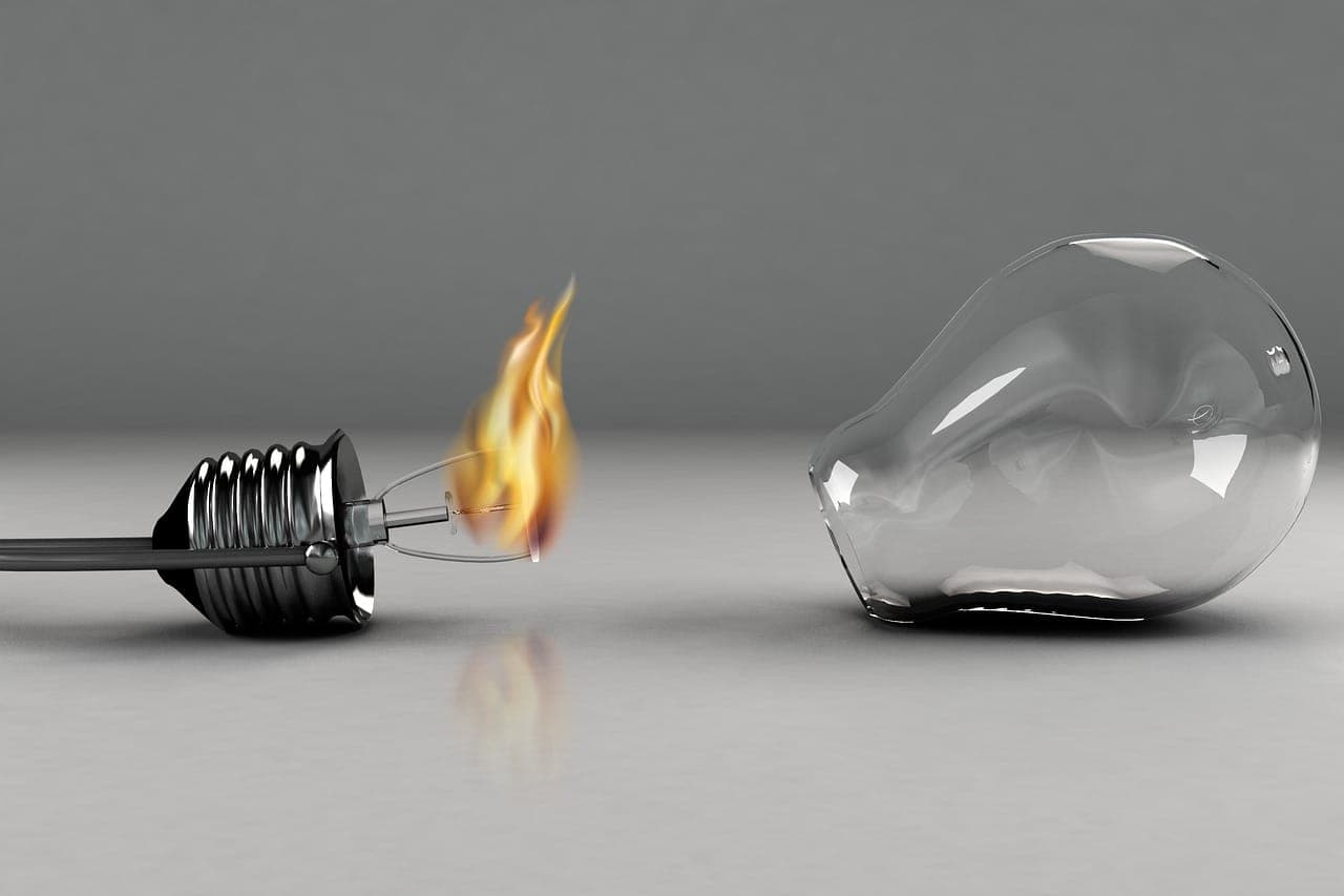 Imagen destacada del artículo: Incremento acumulado del 50% en las tarifas de la luz para enero 2025