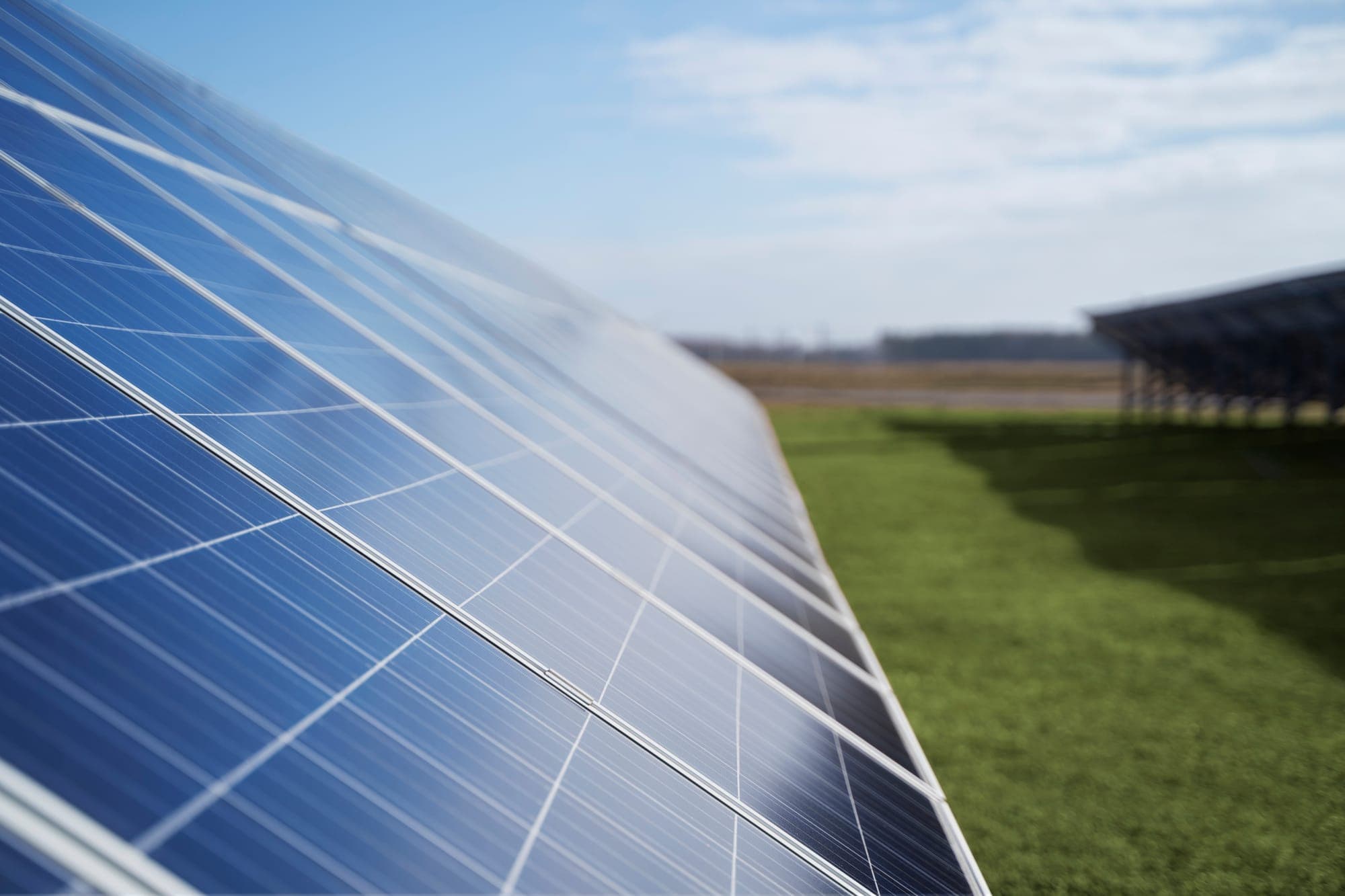 Imagen destacada del artículo: Modelos de adquisición de paneles solares para cliente regulado: ¿Cuál te conviene más?